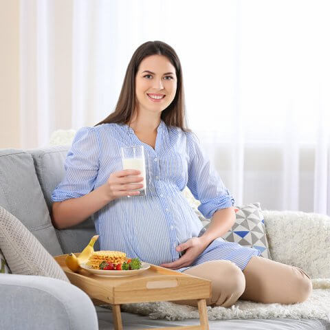 uong-sua-bau-khi-nao-la-tot-cho-thai-nhi