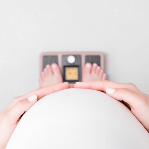 Pregnant,Woman,With,Barefoot,Standing,On,Weight,Scales.,Care,About