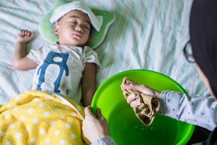 Ha sốt cho trẻ sơ sinh mà không cần dùng thuốc