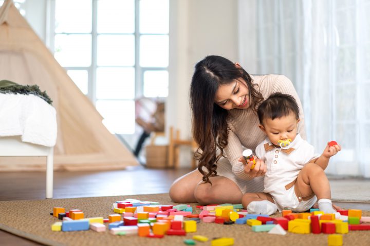 10 mon do choi cho be 1 tuoi phat trien tri thong minh va phan xa