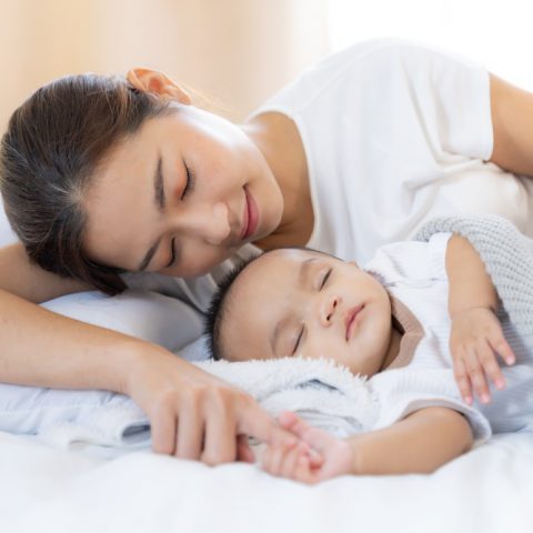 Mẹo khắc phục tình trạng trẻ sơ sinh ngủ hay giật mình để trẻ khỏe mạnh và ngủ ngon hơn.